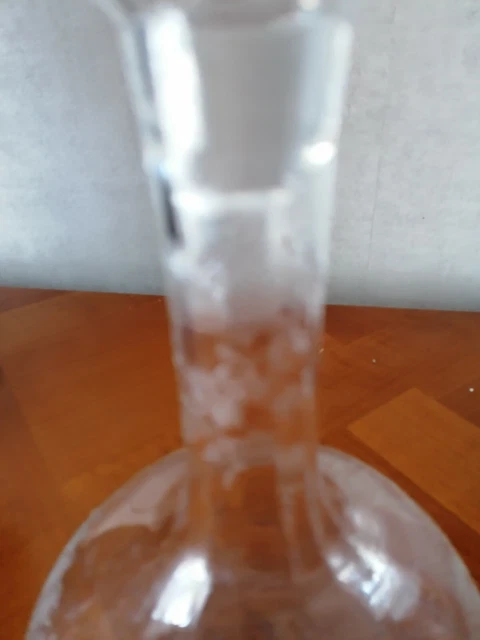 une carafe en verre gravé avec bouchon en très bon état