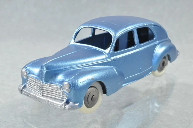 AD953 Dinky Toys France #24R Peugeot 203 R/-