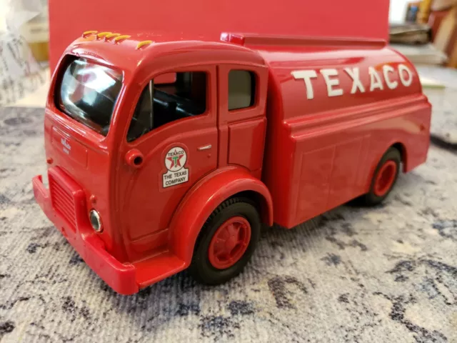 Texaco 1949 White Tilt Cab Tank Truck Ertl 1:34 Scale Die Cast Bank