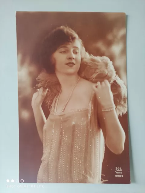 Carte Postale Ancienne CPA Fantaisie Jolie Femme Avec Fourrure