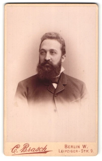 Fotografie C. Brasch, Berlin-W, Portrait stattlicher Herr im Anzug mit Fliege u
