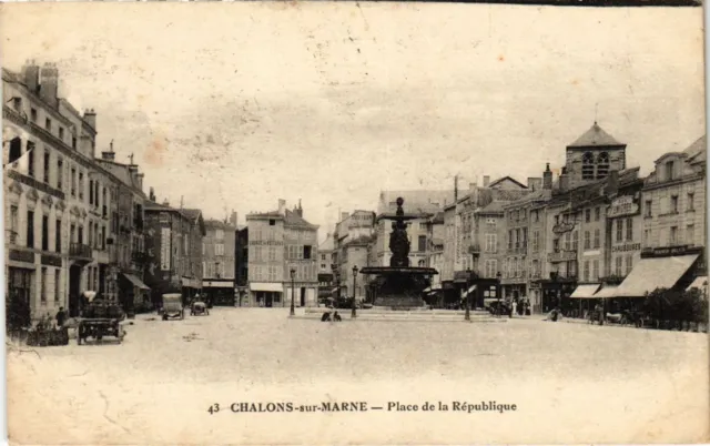 CPA CHALONS-sur-MARNE - Place de la Republique (109858)