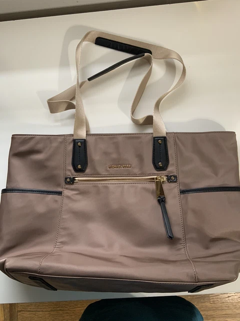 michael kors rose gold purse very beautiful! Large in size. 