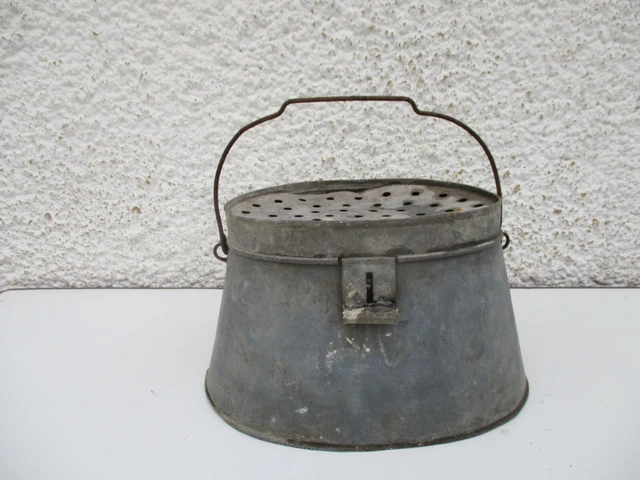 Ancien Seau Vivier Pour Pêche – Goujonnière En Métal Vert, Fabrication Française, Pour Vif