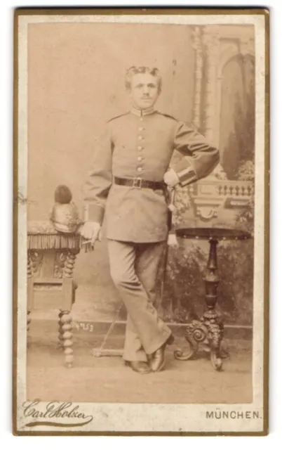 Fotografie Carl Holzer, München, Soldat in Gardeuniform mit Raupenhelm und Bajo