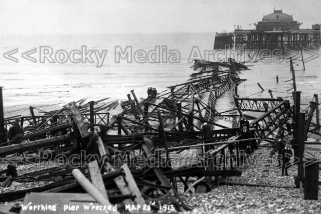 Zff-13 Damaged Worthing Pier, Sussex 1913. Photo