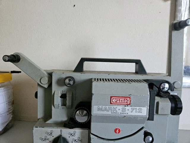 Une Photo D'un Projecteur De Film Vintage Dans Un écran De Cinéma De Une Photo D'un Projecteur De Film Vintage Dans Un écran De Cinéma De
