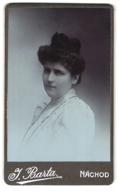 Fotografie J. Bartam, Nachod, Portrait Dame im weißen Kleid mit Halskette und H