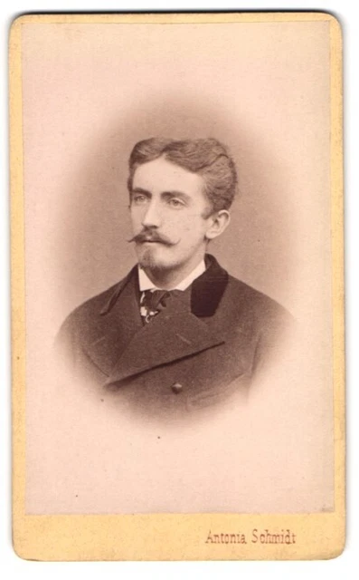 Fotografie Antonia Schmidt, Graslitz, Junger Mann mit Schnauzer und Scheitel
