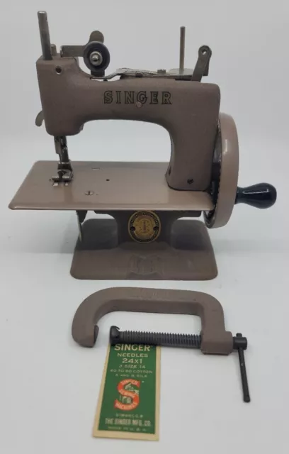 Vintage Hand Crank Singer Sewhandy Model 20 Child's Mini Sewing Machine 1955