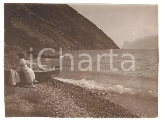 1900 ca LAGO DI GARDA - TORBOLE - Donna a riva *Foto artistica 11x8 cm