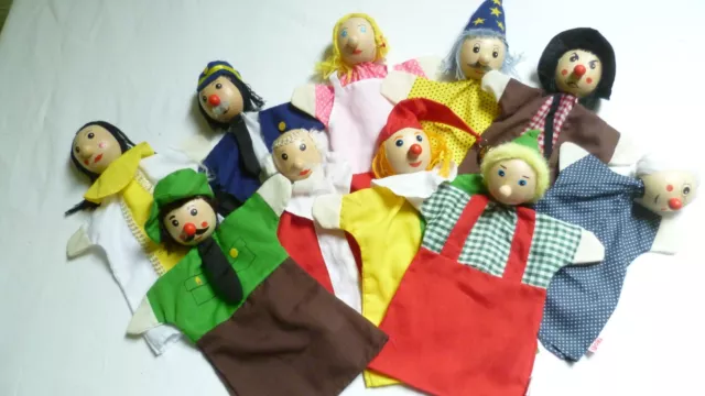 Goki  Handspielpuppen 10-teilig mit Holzkopf und Emblem Konvolut