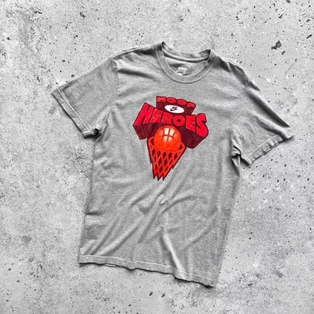 T-shirt con stampa grande Nike Hoop Heroes da uomo, taglia M