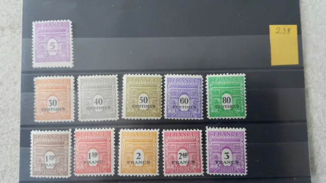 238 France 11 timbres neufs avec trace de charnière type Arc de triomphe Voir ph