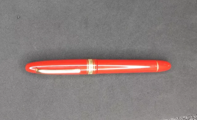 Penna Omas 556/S in resina rossa,  finiture in oro, versione roller.