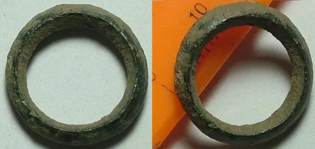 Motivo Ibérico Celta o Romano de Bronce. Peso 2,51 gr. 13 mm. Patina.