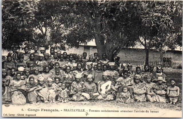 CONGO - BRAZZAVILLE - femmes attendant l'arrivee du bateau