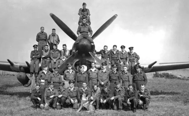 WW II  Canada  Photo --  Hawker Typhoon - 440 Squadron RCAF Air and Ground Crew