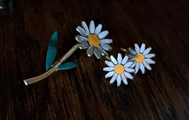 Vintage Enamel Metal Daisy Flower Brooch Pin And Clip On Earrings Set