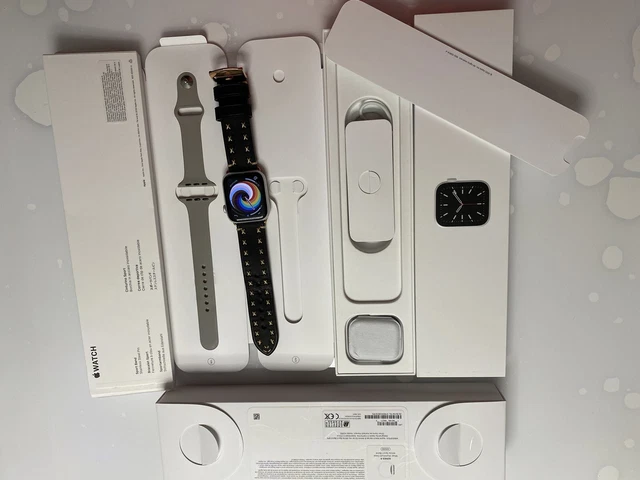 Apple Watch Series 6 44mm Aluminiumgehäuse-Silber mit Sportarmband in Grau (GPS)