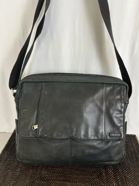 Tumi Black Leather Messenger Laptop Briefcase Travel Bag Crossbody Zipper Pocket