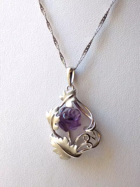 Anhänger Rose aus Amethyst mit matten Blättern 925er Silber