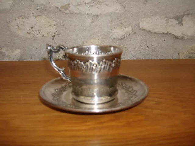 Tasse et Soucoupe en métal argenté, poinçons et signature sous la soucoupe, BE