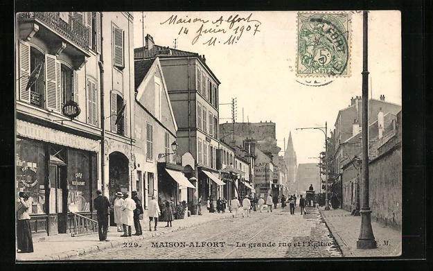 CPA Maisons-Alfort, La grande rue et l'Église 1907