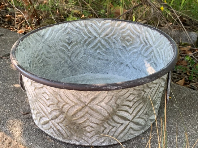 JUNIT 100L Eichenfass-Hälfte – Rustikaler Blumenkübel, D.72cm, Mit Schwarzen Ringen