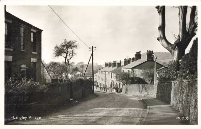 LANGLEY VILLAGE - CHESHIRE - OLD REAL PHOTO POSTCARD (ref 1836/22/W6)