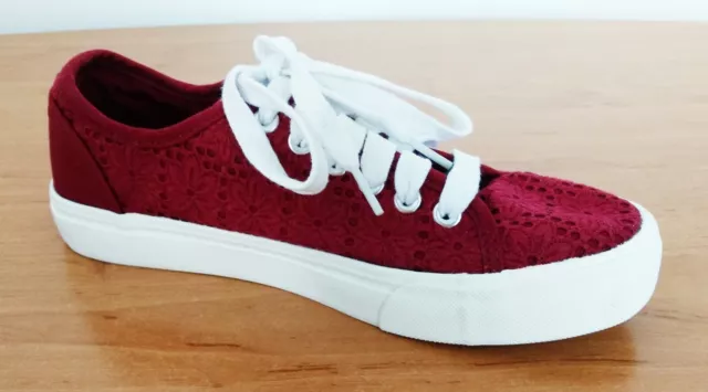BASKETS TENNIS SNEAKERS Toile Dentelle Bordeaux A Fleurs. Eram