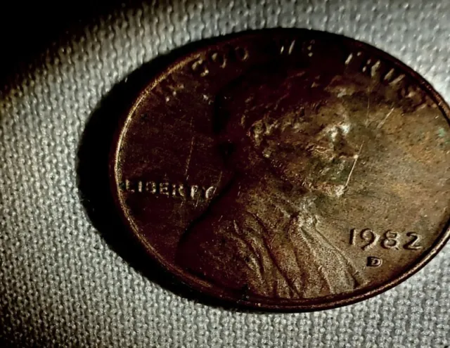 1982 D penny error on Date, 3.1 Grams. Please Read Description