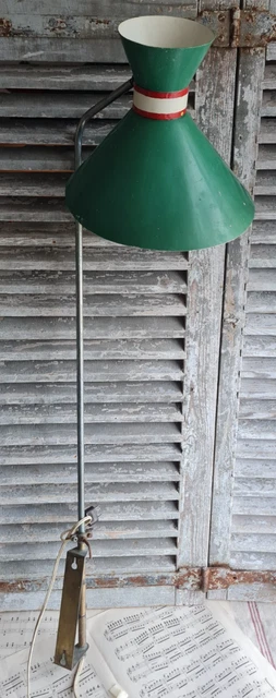 Bouchent Vieille Lampe De Poche En Métal Sur Fond En Bois | Photo Premium