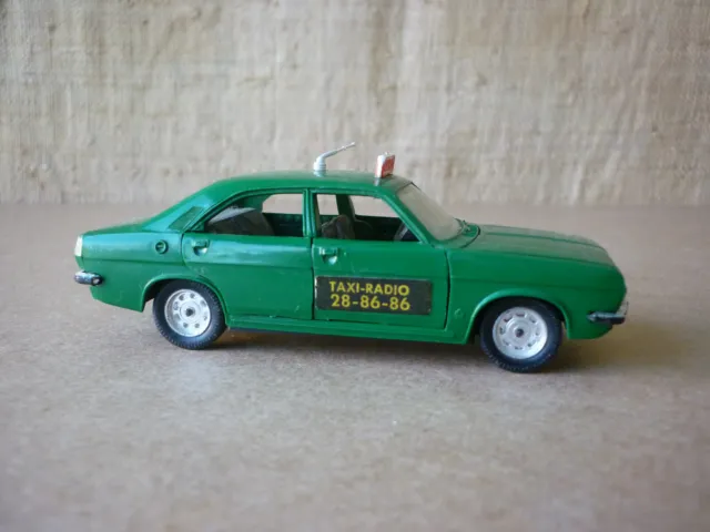 Ancienne voiture NOREV en plastique n° 22 Chrysler 180 Taxi Radio verte
