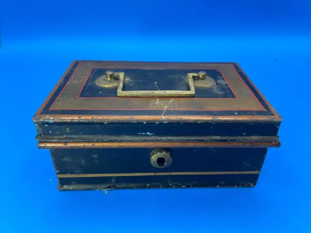 Caja de dinero. Accesorios de latón de metal victoriano alrededor de 1890. ¡Sin llave!  Antiguo 6" de ancho