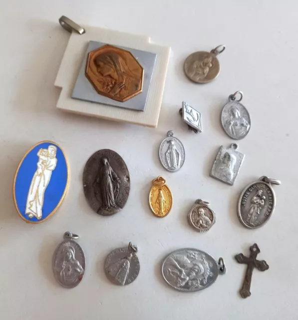 Packung 15 Religiöse Medaillen REF71955