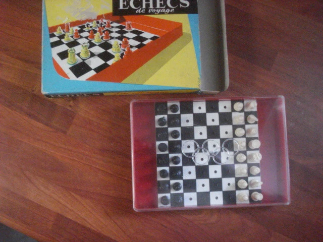 Jeu d'échecs magnétique de voyage vintage des années 1970 : jeu de société compact allemand - France Jeu d'échecs magnétique de voyage vintage des années 1970 : jeu de société compact allemand - France