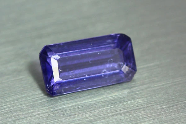 Iolite cordièrite bleu violette en baguette de 2.03Cts