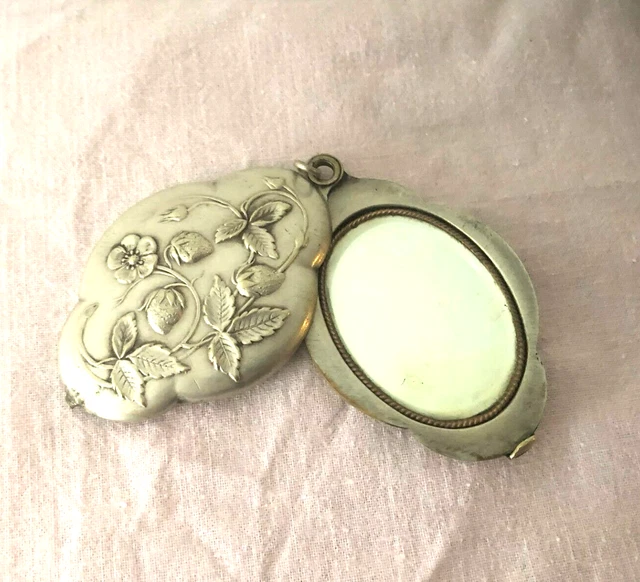 Pendentif Ancien Miroir En Forme De Pomme De Pin Argenté - Collier Plaqué Argent, Occasion Bon état