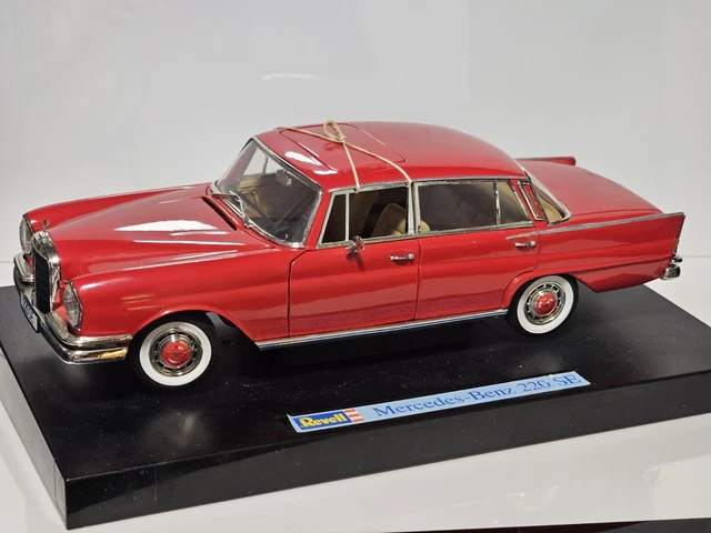 Mercedes 230E Revell 1/18 – 08808, Beige, Modèle Réduit Voiture, Occasion Boîte Abîmée