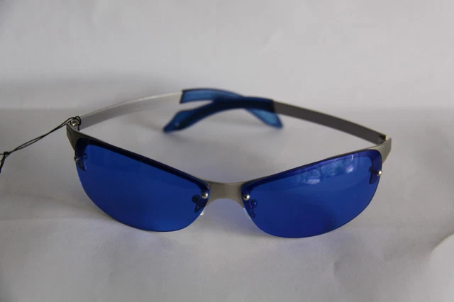 Farb Brille Sonnenbrille  Gläser Blau Rahmen Silberfarben Aus Metall Hinter Gläs