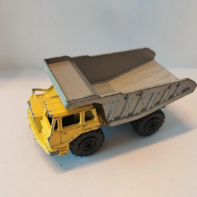 CAMION BENNE MINIATURE ancien en bon etat marque Matchbox fruehauf
