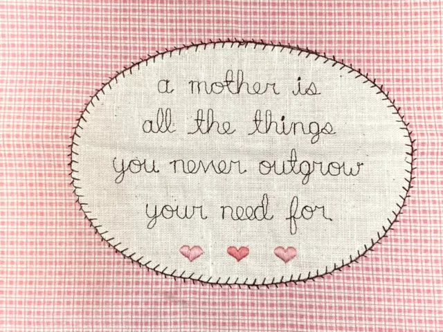 "Edredón bordado a máquina cuadrado A Mother is All the Things Pink Hearts 9x10,5"