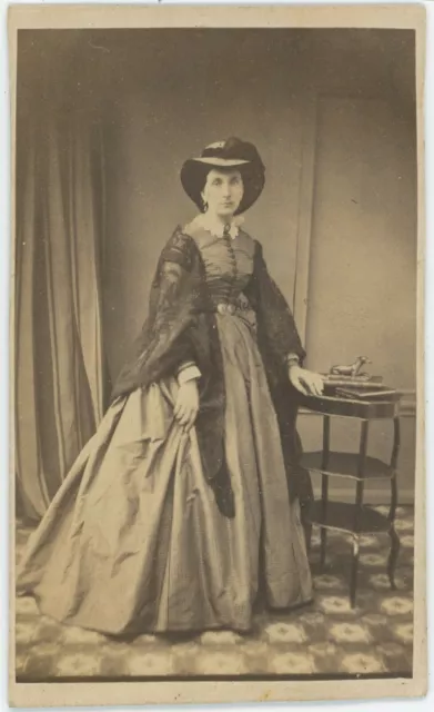 CDV circa 1865. Portrait d'une femme au chapeau. Mode.