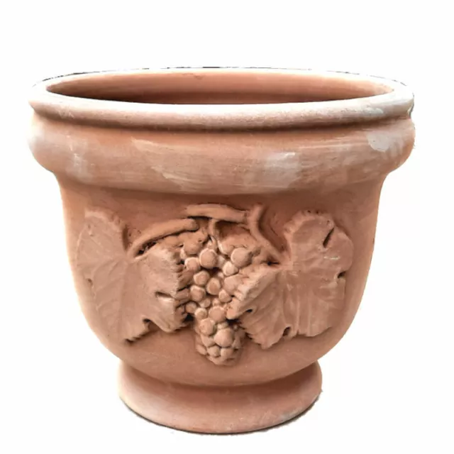 Fioriera terracotta tonda modello cachepot caratterizzata da grappolo uva a vaso