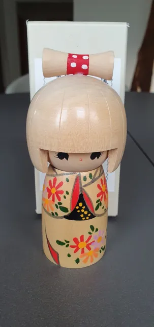 Kokeshi "Hanagasumi" Puppe aus Holz, 12 cm, trad. Kunsthandwerk aus Japan