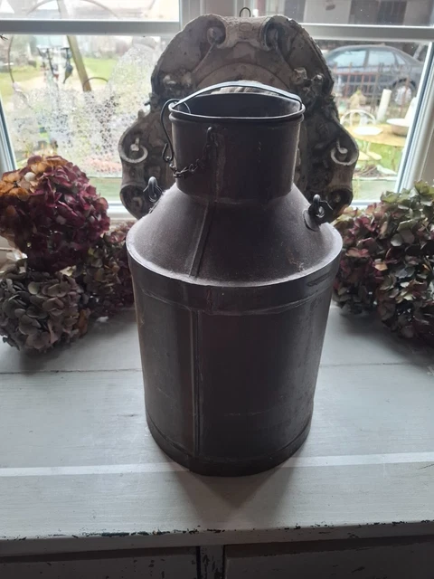 Ancien bidon ovale / Avec bec verseur / En fer blanc / Déco