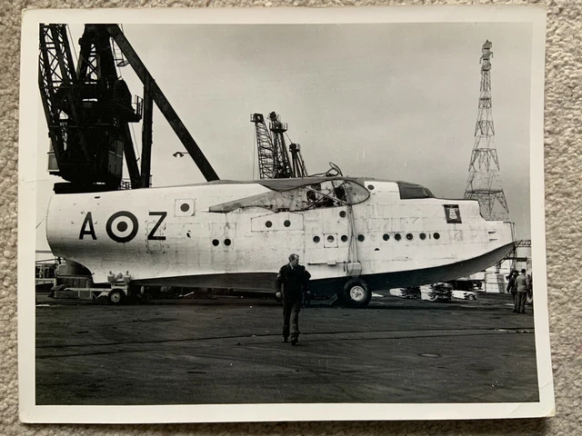 SHORT S.25 SUNDERLAND FLYING BOAT DISMANTLED - PHOTO (21.5cm x 16.5cm approx)