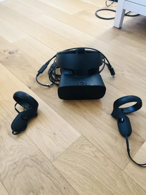 Oculus Rift S VR Virtual Reality Headset in gutem Zustand mit Controllern