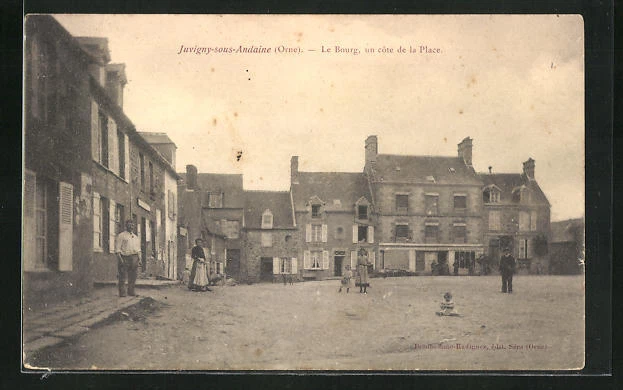 CPA Juvigny-sous-Andaine, Le Bourg, One side of the Place